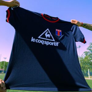 Remera Le Coq azul marino cuello y puños